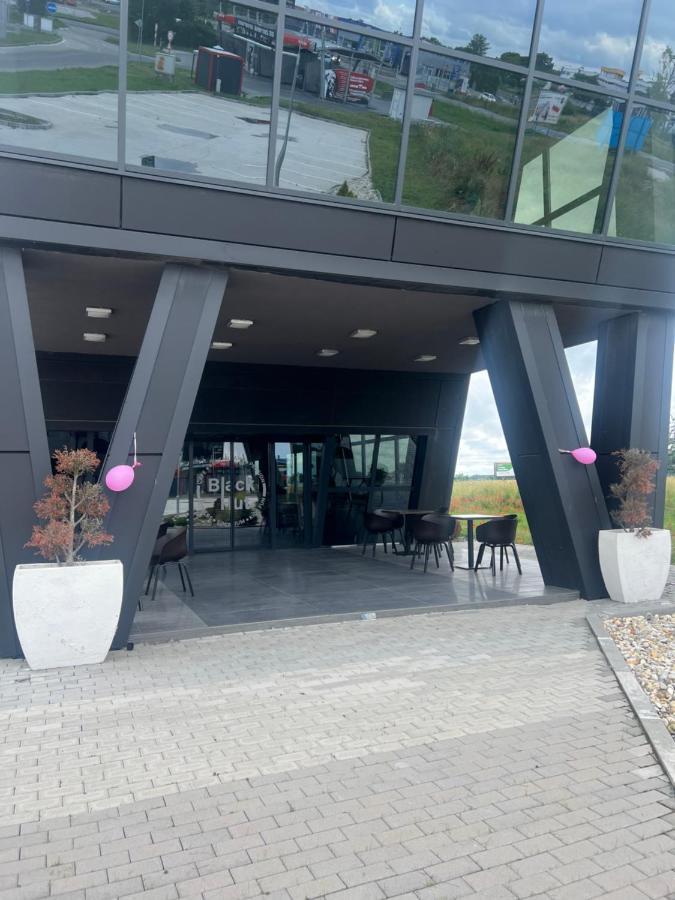 Готель Black Hut Pension&Restaurant *** Дунайська Стреда Екстер'єр фото